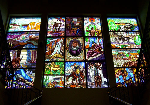 Vitral ubicado en la escalinata central del Edificio Principal