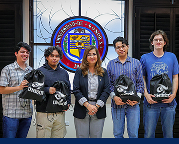 Foto Recibe rectora a estudiantes reconocidos en el NFL Big Data Bowl Analytics Track