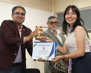 Foto Gana Estefanía Tinajero Concurso de Física y Matemáticas de Unison Navojoa