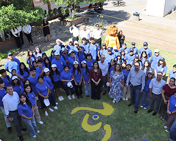 Foto Da la rectora bienvenida a alumnos del campus Santa Ana