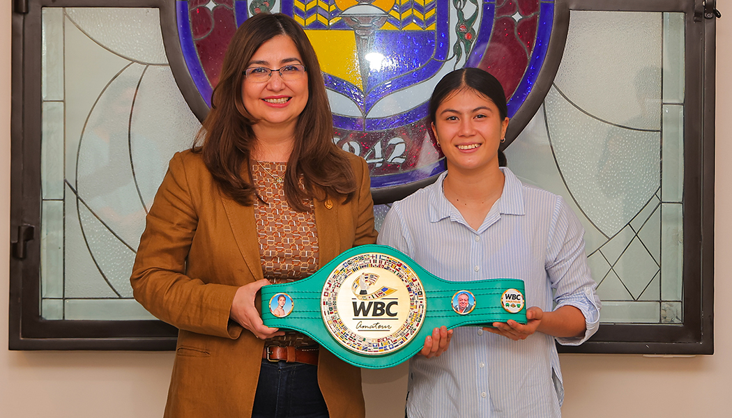 Foto Reconoce Rectora a campeona mundial amateur de boxeo, Odaliz Alexandra Corzo