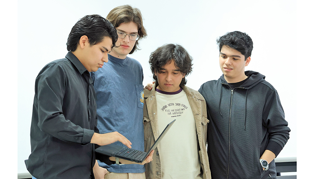 Foto Estudiantes de Ciencias de la Computación destacan en concurso internacional de la NFL