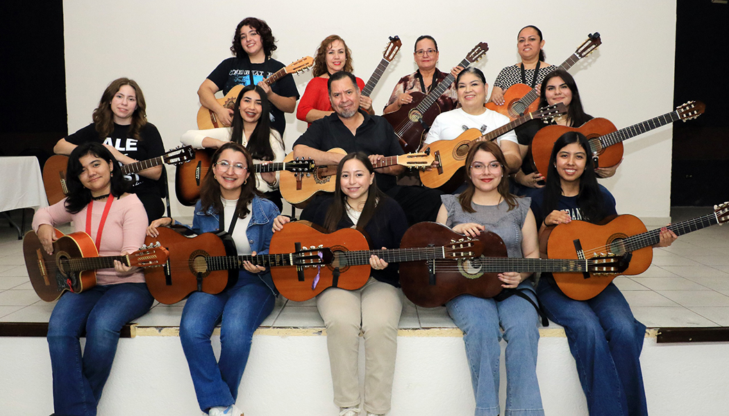 Foto Tres décadas de música y tradición distinguen a la Rondalla Femenil de la Unison
