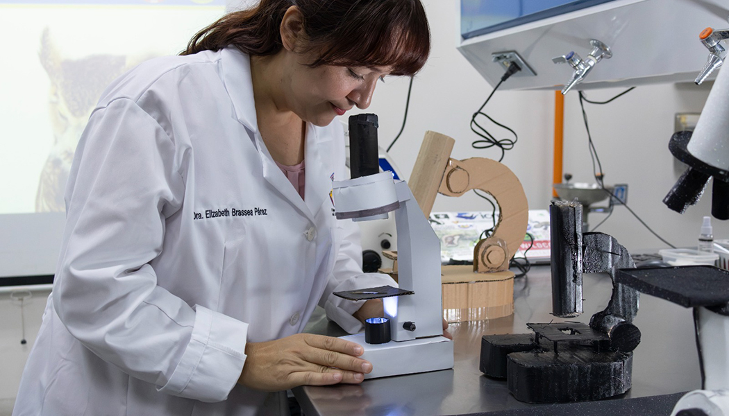 Foto Elaboran estudiantes de la Unison microscopios con materiales reciclados
